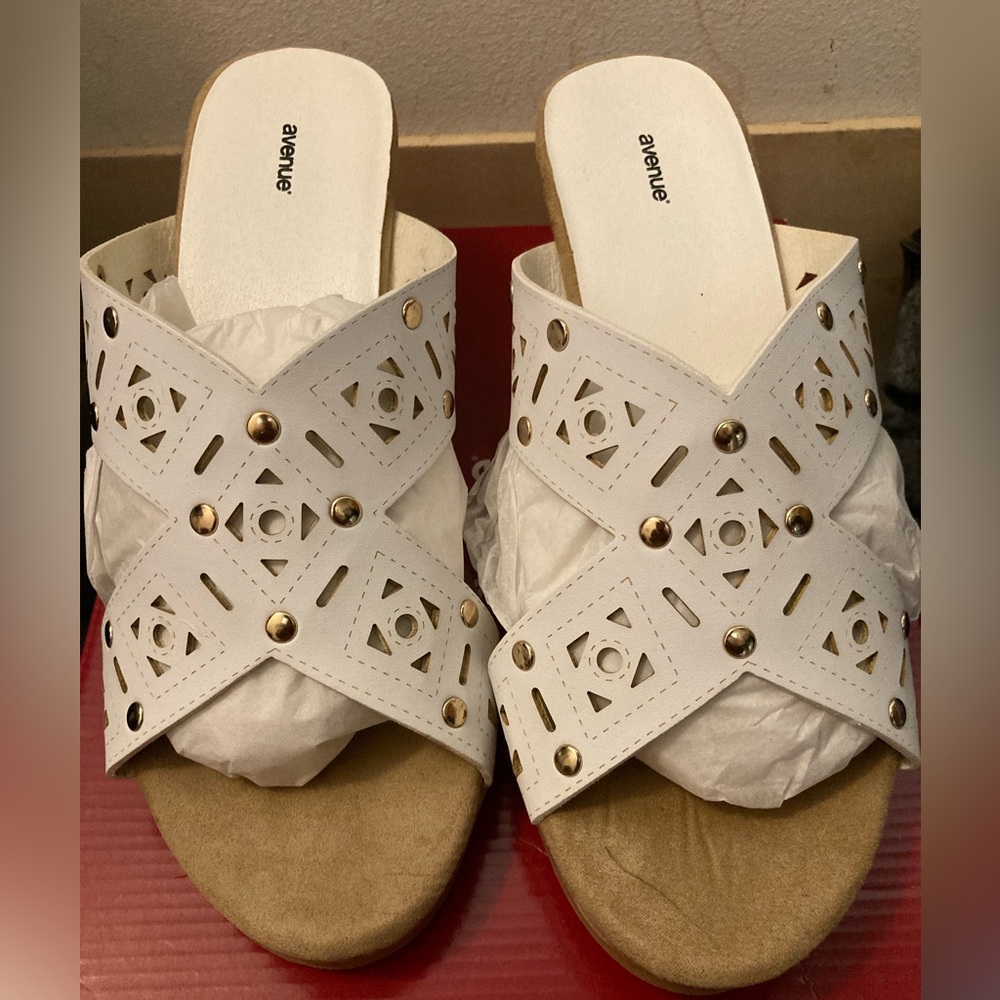 White wedge sandal with gold studs sz 10W